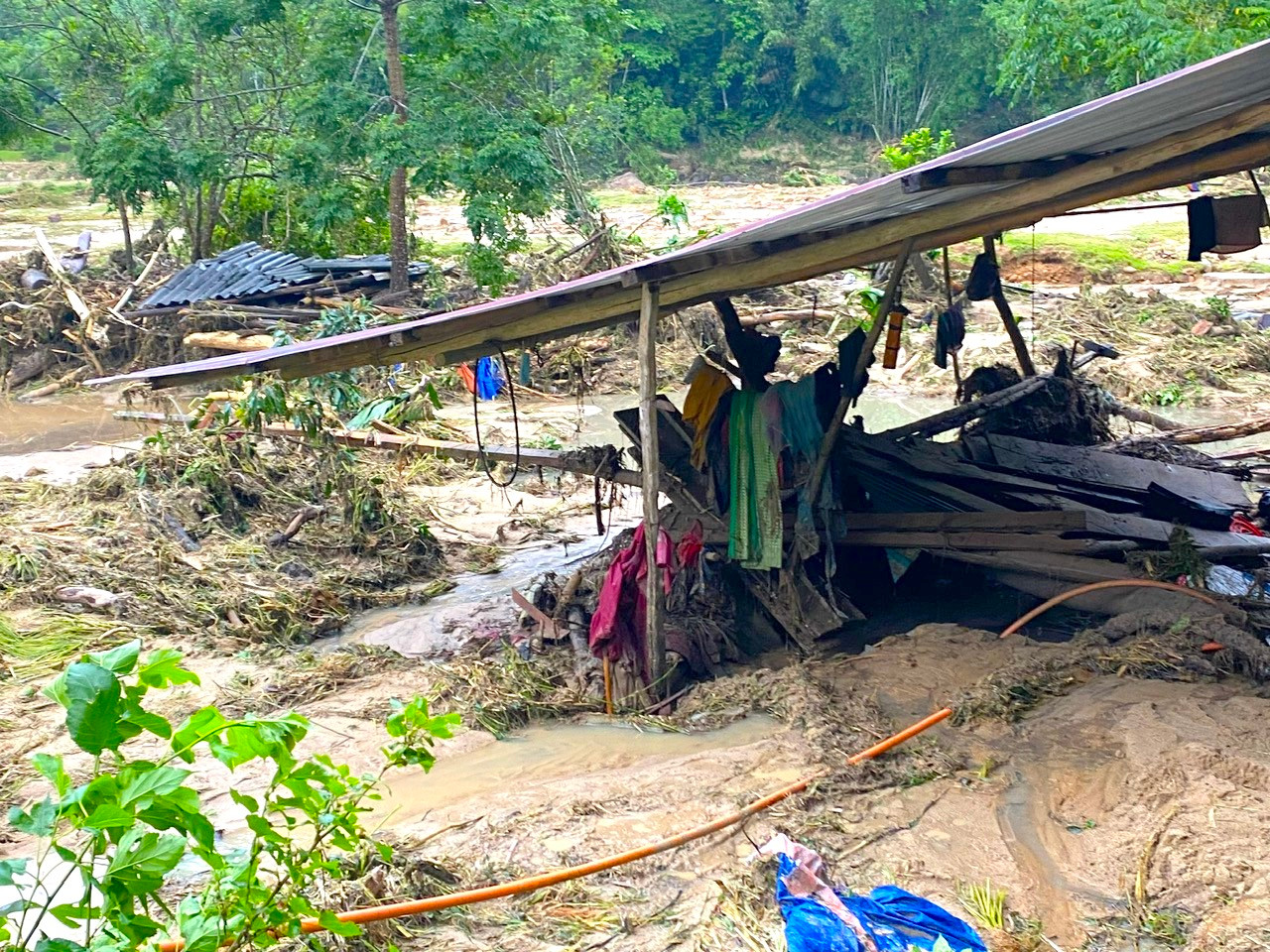 Cụ thể, có 3 ngôi nhà người dân bị hư hỏng, trong đó có 1 ngôi nhà bị cuốn trôi hoàn toàn.