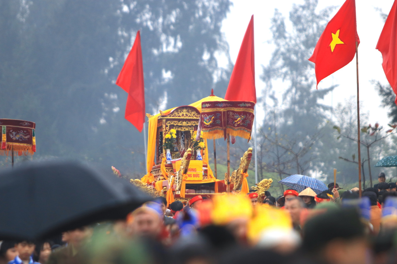 Mỗi chiếc kiệu do 20 chàng trai khỏe mạnh, tuấn tú ở làng biển Quỳnh Phương khiêng từ Đền Cờn trong ra bãi biển làm lễ cầu ngư. Ngoài đoàn rước kiệu có thêm nhiều đoàn mang cờ, hoa đi theo đoàn rước làm lễ. Mỗi chiếc kiệu do 20 chàng trai khỏe mạnh, tuấn tú ở làng biển Quỳnh Phương khiêng từ Đền Cờn trong ra bãi biển làm lễ cầu ngư. Ngoài đoàn rước kiệu có thêm nhiều đoàn mang cờ, hoa đi theo đoàn rước làm lễ.