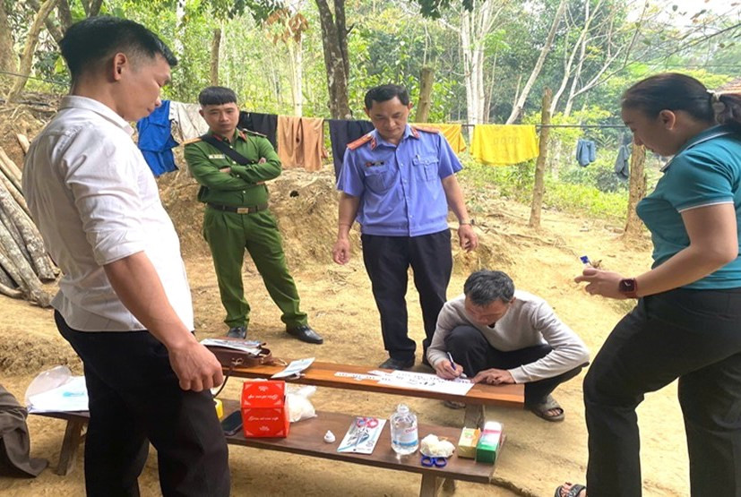 Cơ quan chức năng tiến hành lấy mẫu giám định ADN một cách khách quan gửi đi giám định và phân xử chính xác quyền sở hữu con bò. Cơ quan chức năng tiến hành lấy mẫu giám định ADN một cách khách quan gửi đi giám định và phân xử chính xác quyền sở hữu con bò.