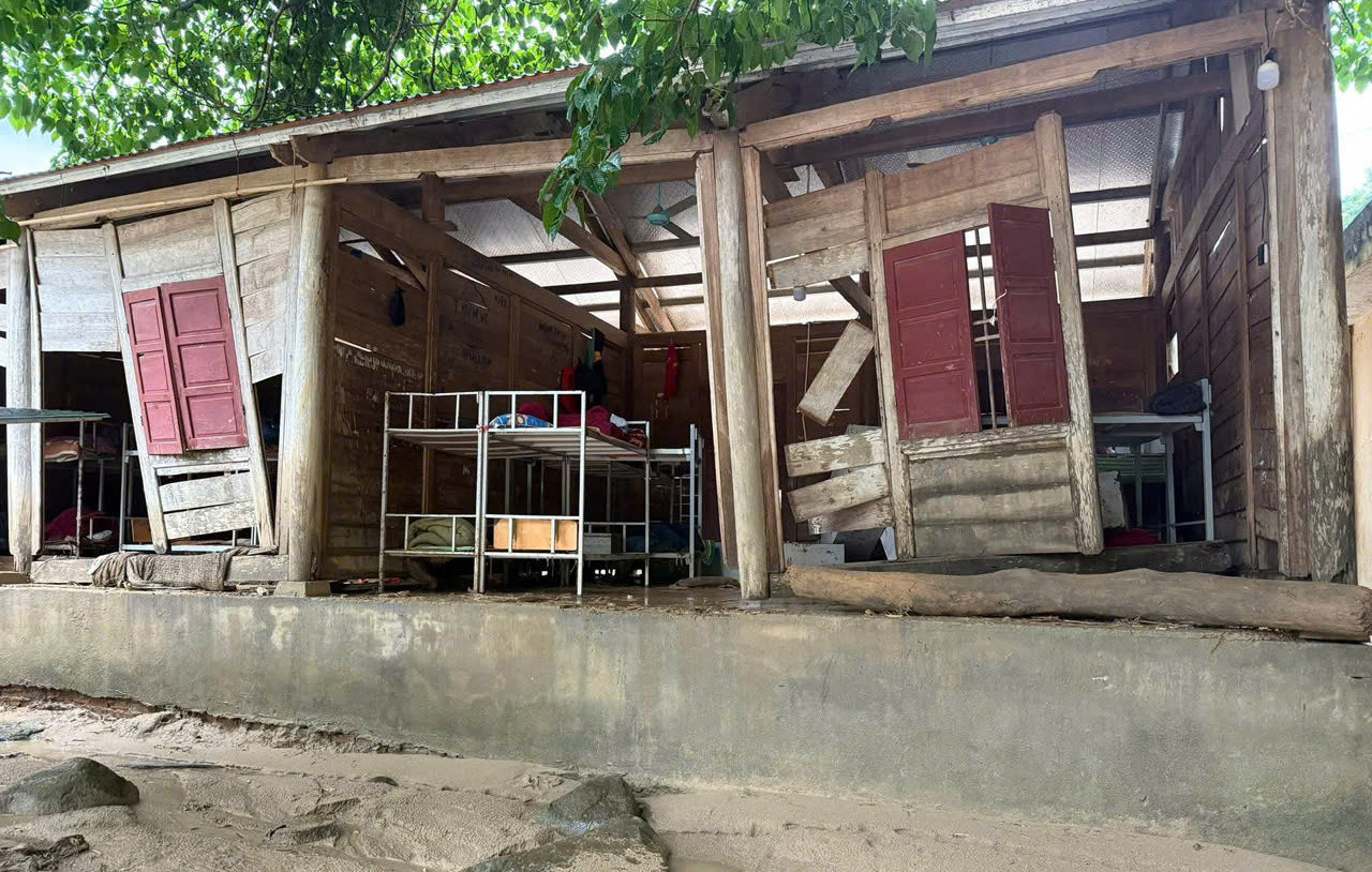 Nhiều tài sản, thiết bị bên trong ký túc xá và trường Phổ thông Dân tộc bán trú THCS xã Hữu Khuông bị nước lũ cuốn trôi, hư hỏng.