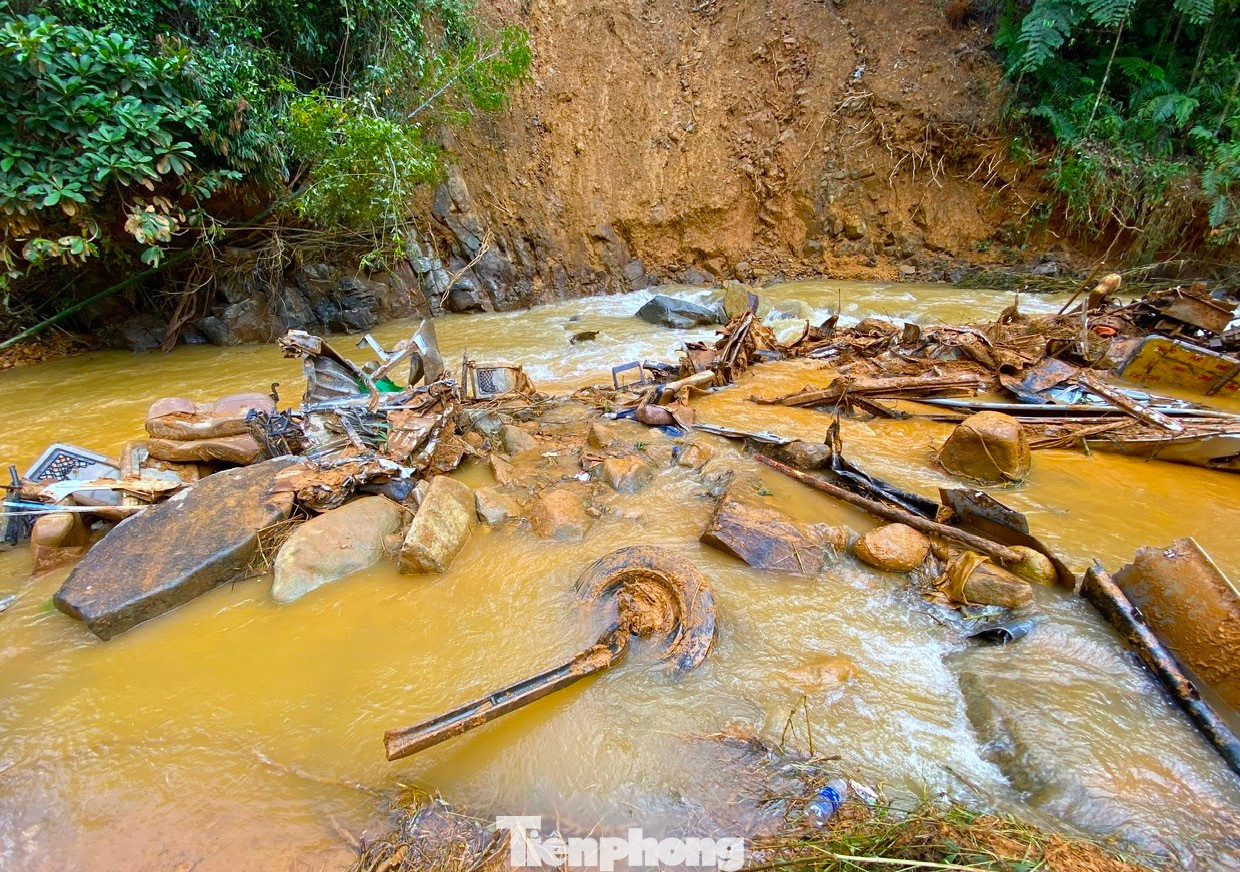 Xe khách gặp nạn trong vụ sạt lở được tìm thấy cách hiện trường ban đầu khoảng 1km.