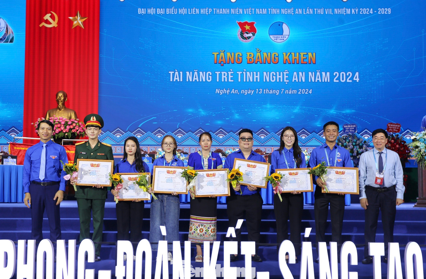 Trao tặng bằng khen cho 8 thanh niên Nghệ An tiêu biểu năm 2024.