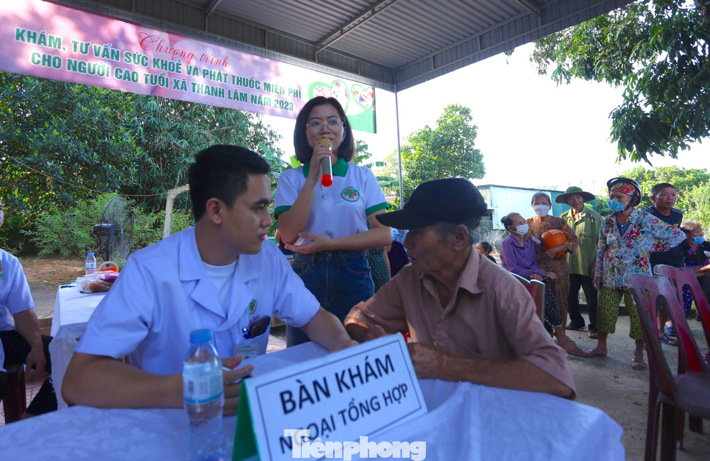 Người dân sau khi khám được tư vấn về chăm sóc sức khỏe và được cấp phát thuốc miễn phí.