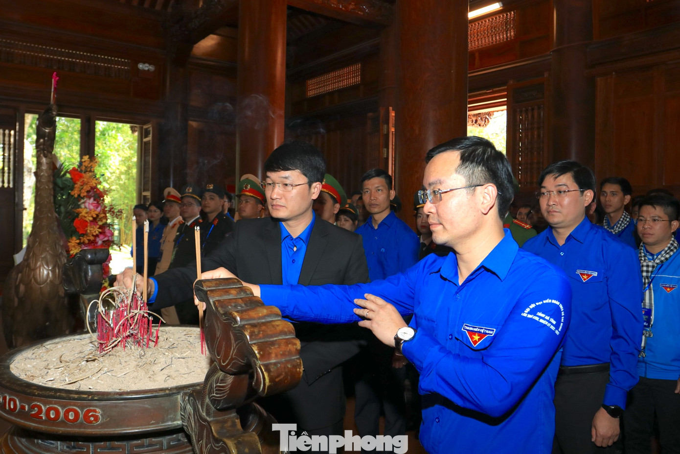 Các đại biểu dâng hoa, dâng hương tưởng niệm Chủ tịch Hồ Chí Minh. Các đại biểu dâng hoa, dâng hương tưởng niệm Chủ tịch Hồ Chí Minh.