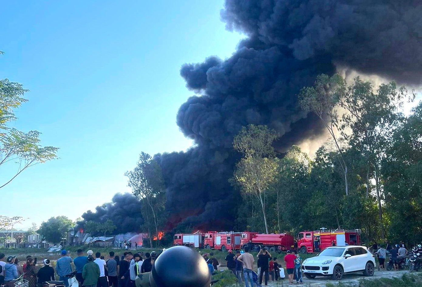 Khu vực xưởng mua bán phế liệu tách biệt khu dân cư nên vụ cháy không ảnh hưởng đến người dân xung quanh.