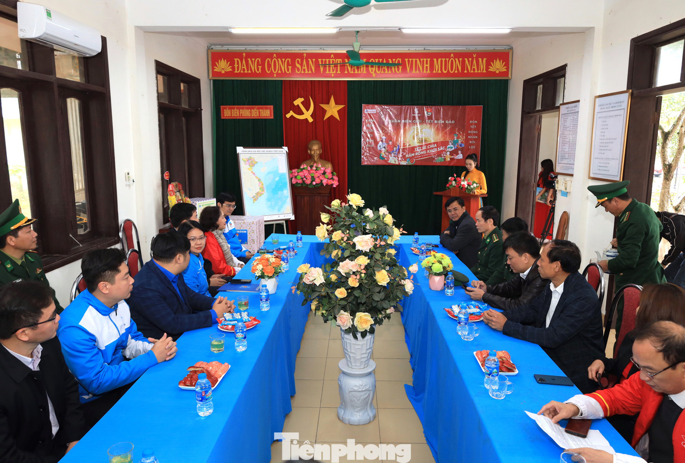 Sau khi tặng quà cho người dân, các công nhân lao động bị mất việc làm, đoàn công tác tiếp tục đến thăm và chúc Tết Đồn Biên phòng Diễn Thành (xã Diễn Thành, huyện Diễn Châu, Nghệ An).