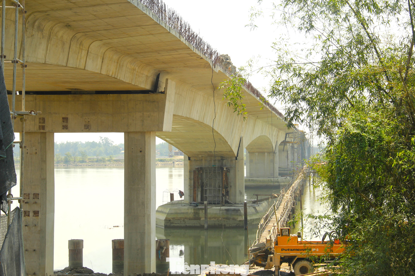 Quá trình thi công móng trụ giữa sông Lam cũng xác định khó khăn khi nước sông Lam dâng lên thất thường. Các công nhân phải làm nhanh để tránh thời điểm nước lũ về.