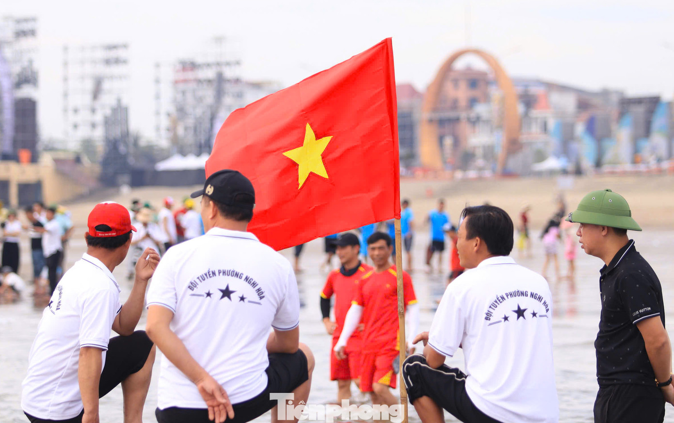 Các đội đua họp bàn chiến thuật trước khi bước vào cuộc đua chính thức.