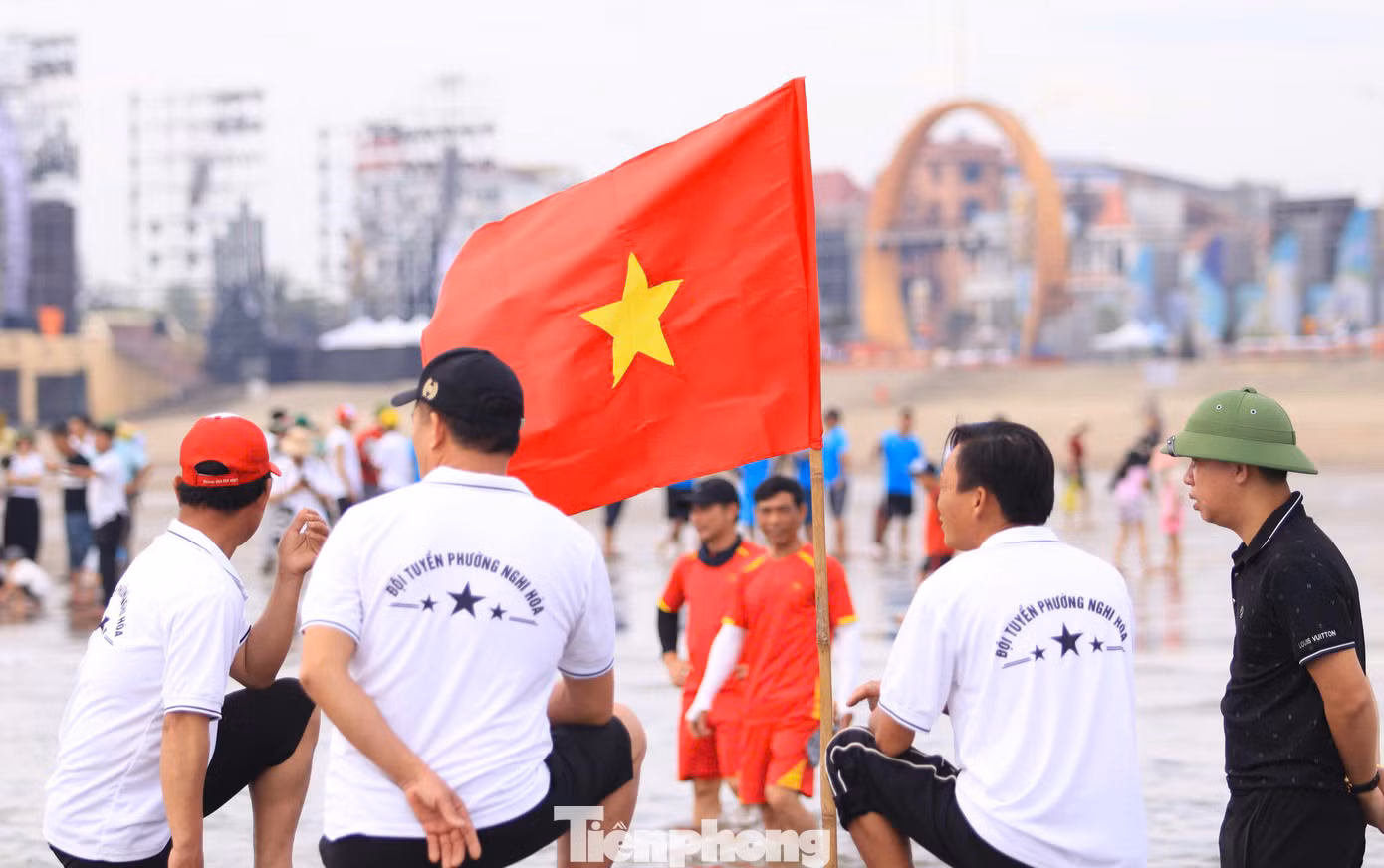 Các đội đua họp bàn chiến thuật trước khi bước vào cuộc đua chính thức. Các đội đua họp bàn chiến thuật trước khi bước vào cuộc đua chính thức.