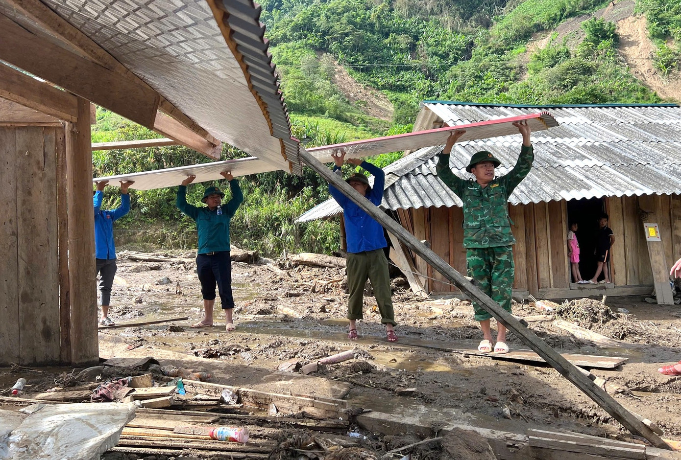 Hỗ trợ tháo dỡ mái tôn cho các hộ dân bị ảnh hưởng sau lũ. Hỗ trợ tháo dỡ mái tôn cho các hộ dân bị ảnh hưởng sau lũ.