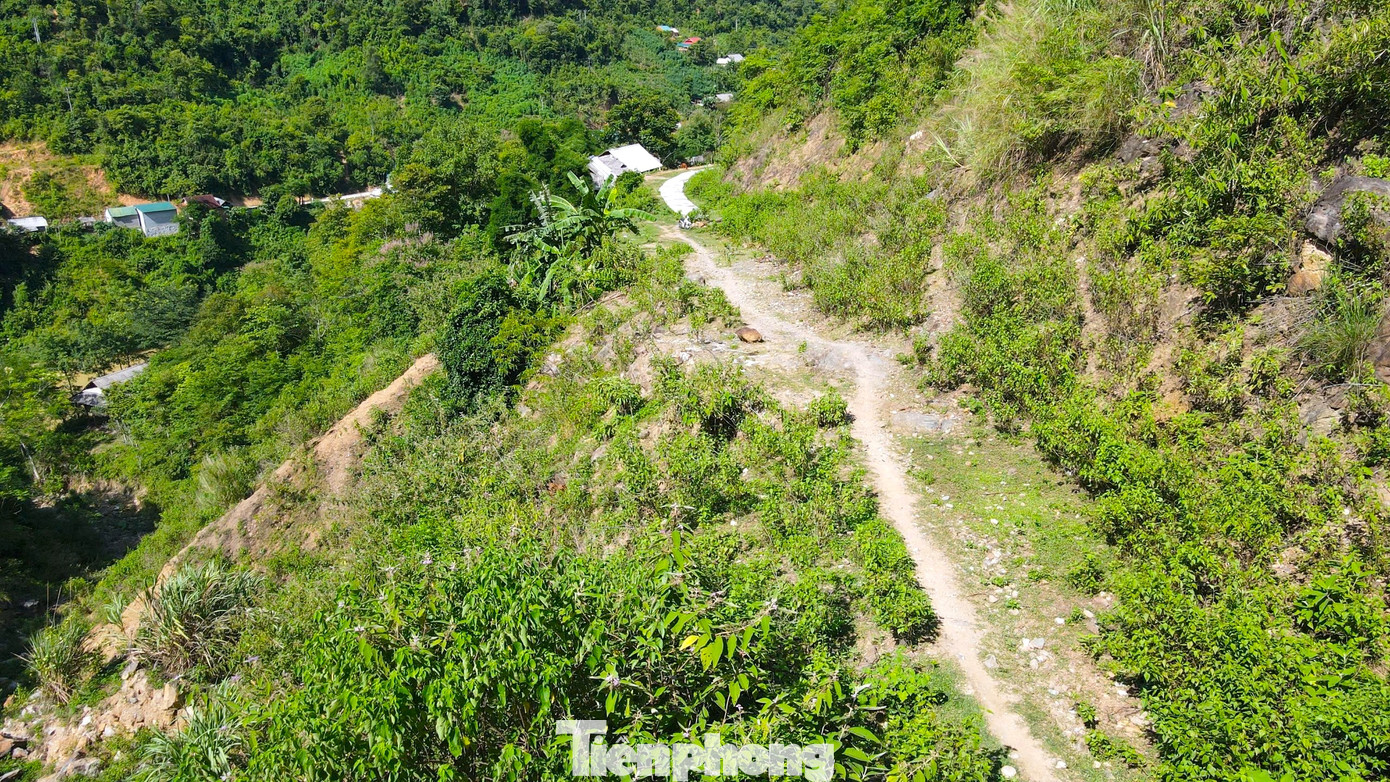 Một lãnh đạo Phòng Kinh tế Hạ tầng huyện Tương Dương cho hay, tuyến đường được thiết kế theo tiêu chuẩn đường cấp 6 miền núi. Quá trình làm đường, đơn vị thi công chỉ mới đào, san nền đường đạt khoảng 90% khối lượng. Các hạng mục khác vẫn chưa được triển khai. Theo dự kiến, dự án được hoàn thành trong vòng 30 tháng tuy nhiên do không bố trí được nguồn vốn nên công trình phải dừng thi công.