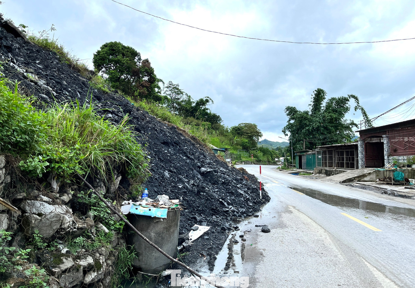 Một số đoạn dưới chân đồi được kè bằng rọ đá. Tuy nhiên đất đá sạt xuống làm những rọ đá xiêu vẹo, có nguy cơ vỡ bất cứ lúc nào. Một số đoạn dưới chân đồi được kè bằng rọ đá. Tuy nhiên đất đá sạt xuống làm những rọ đá xiêu vẹo, có nguy cơ vỡ bất cứ lúc nào.