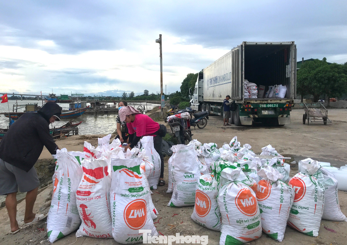 Mỗi ngày, một chiếc thuyền thường đánh bắt được từ 8 - 15 bao tải con chem chép. Với giá bán khoảng 200 nghìn đồng 1 bao tải, mỗi chuyến đánh bắt các ngư dân có thể thu về từ 2 - 3 triệu đồng. "Loại hải sản này được cái dễ đánh bắt và dễ bán. Ngư dân đánh được bao nhiêu là thương lái thu mua hết đến đó. Nhưng tùy theo con nước mới có loại hải sản này. Thường là vào các tháng mùa nước cạn mới có", ngư dân Nguyễn Văn Linh (trú phường Nghi Hải, TX. Cửa Lò, Nghệ An) chia sẻ. Mỗi ngày, một chiếc thuyền thường đánh bắt được từ 8 - 15 bao tải con chem chép. Với giá bán khoảng 200 nghìn đồng 1 bao tải, mỗi chuyến đánh bắt các ngư dân có thể thu về từ 2 - 3 triệu đồng. "Loại hải sản này được cái dễ đánh bắt và dễ bán. Ngư dân đánh được bao nhiêu là thương lái thu mua hết đến đó. Nhưng tùy theo con nước mới có loại hải sản này. Thường là vào các tháng mùa nước cạn mới có", ngư dân Nguyễn Văn Linh (trú phường Nghi Hải, TX. Cửa Lò, Nghệ An) chia sẻ.