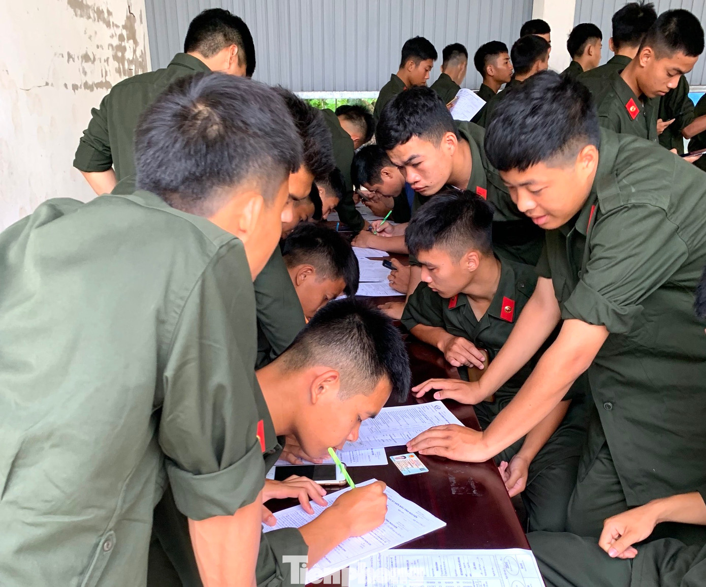 Tại buổi lễ phát động, gần 400 cán bộ chiến sĩ của Trung đoàn CSCĐ Bắc Trung Bộ đã đến từ rất sớm để đăng ký hiến máu. Tại buổi lễ phát động, gần 400 cán bộ chiến sĩ của Trung đoàn CSCĐ Bắc Trung Bộ đã đến từ rất sớm để đăng ký hiến máu.