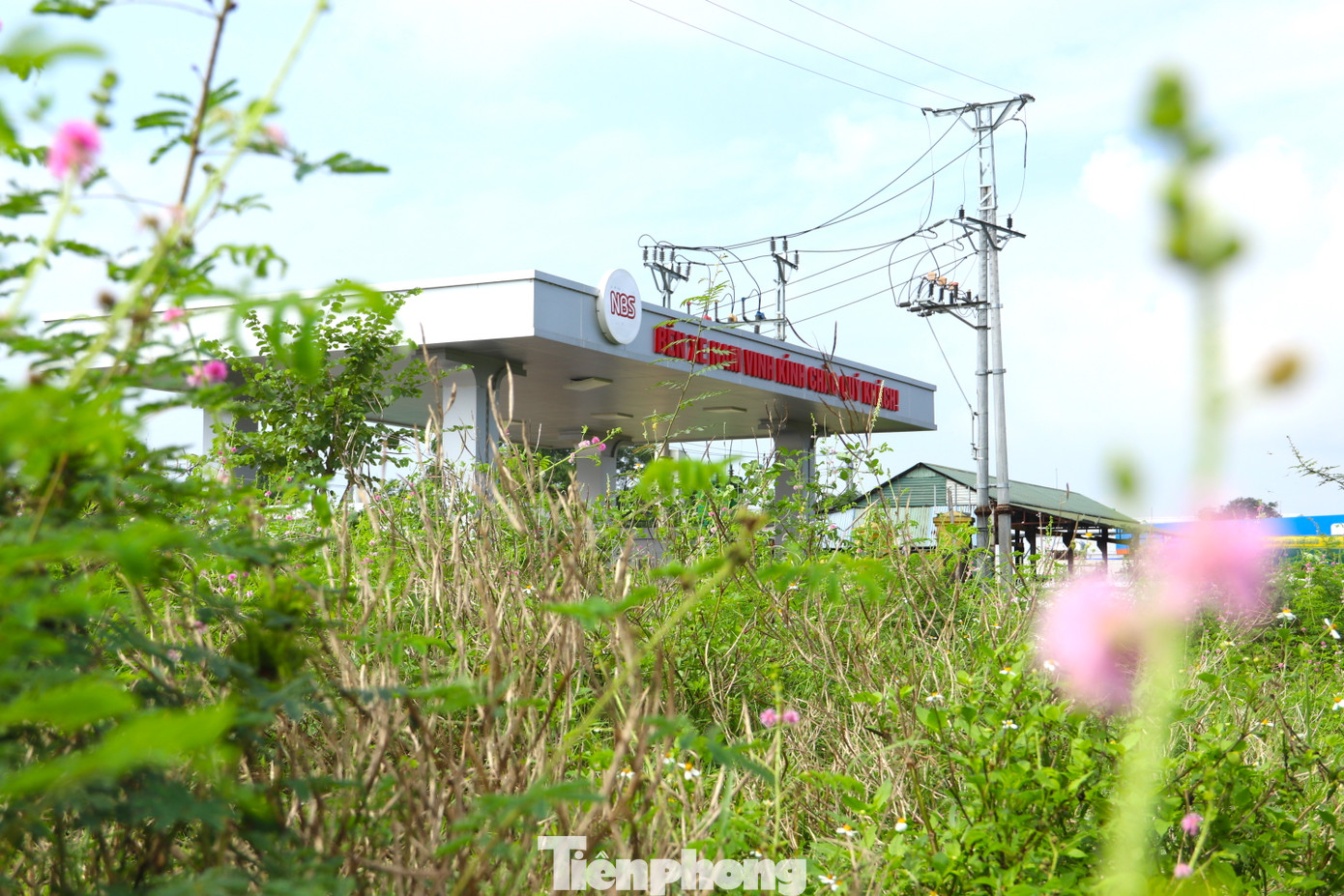 Tuy nhiên từ đó đến nay, Bến xe Nam Vinh phải “đắp chiếu” không hoạt động. Lý do chưa được đấu nối ra quốc lộ.