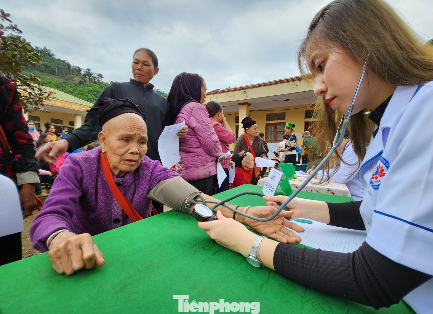 Người dân được các bác sĩ thăm khám tổng quát, đo huyết áp, khám hệ hô hấp, mắt, điện tim...