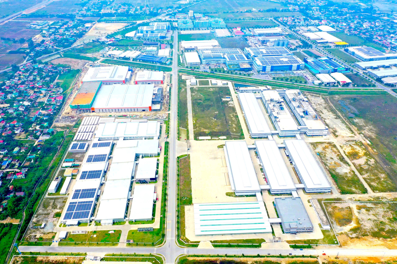 Một góc Khu Công nghiệp Vsip Nghệ An với nhiều doanh nghiệp lớn đã đến xây trụ sở hoạt động. Một góc Khu Công nghiệp Vsip Nghệ An với nhiều doanh nghiệp lớn đã đến xây trụ sở hoạt động.