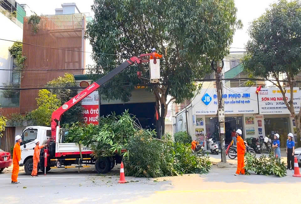 Điện lực TP. Vinh (PC Nghệ An) thực hiện phát quang hành lang nhằm đảm bảo vận hành lưới điện an toàn, ổn định và liên tục trong mùa nắng nóng và dịp lễ 30/4, 1/5/2025. Điện lực TP. Vinh (PC Nghệ An) thực hiện phát quang hành lang nhằm đảm bảo vận hành lưới điện an toàn, ổn định và liên tục trong mùa nắng nóng và dịp lễ 30/4, 1/5/2025.