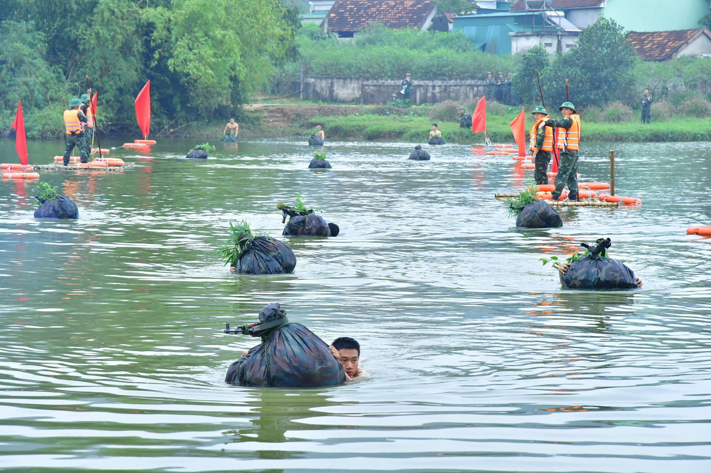 Các chiến sĩ diễn tập vượt sông hành quân trong điều kiện thời tiết giá lạnh. Các chiến sĩ diễn tập vượt sông hành quân trong điều kiện thời tiết giá lạnh.