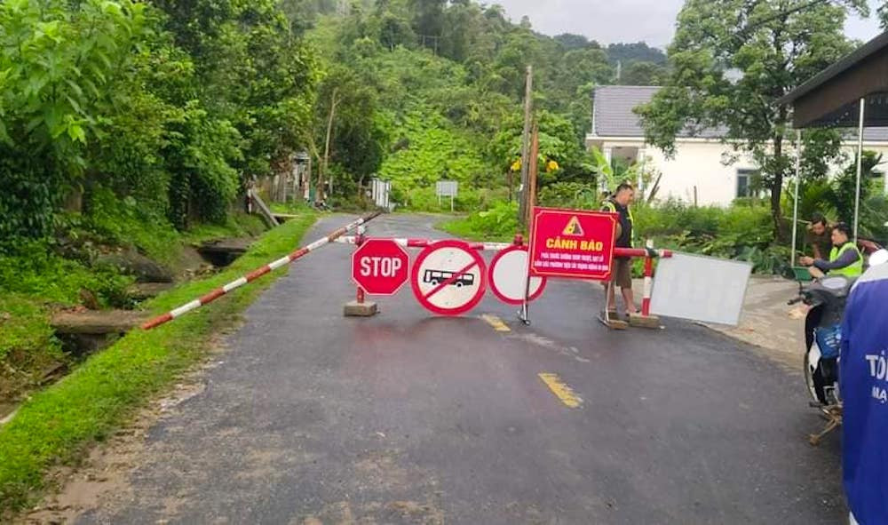 Tuy nhiên đến 20h tối 15/7, nền đường sụt lún sâu, có điểm sụt sâu lên đến hơn 1m. Để đảm bảo an toàn, cơ quan chức năng đã cấm đường để lực lượng chức năng xử lý sự cố. Tuy nhiên đến 20h tối 15/7, nền đường sụt lún sâu, có điểm sụt sâu lên đến hơn 1m. Để đảm bảo an toàn, cơ quan chức năng đã cấm đường để lực lượng chức năng xử lý sự cố.