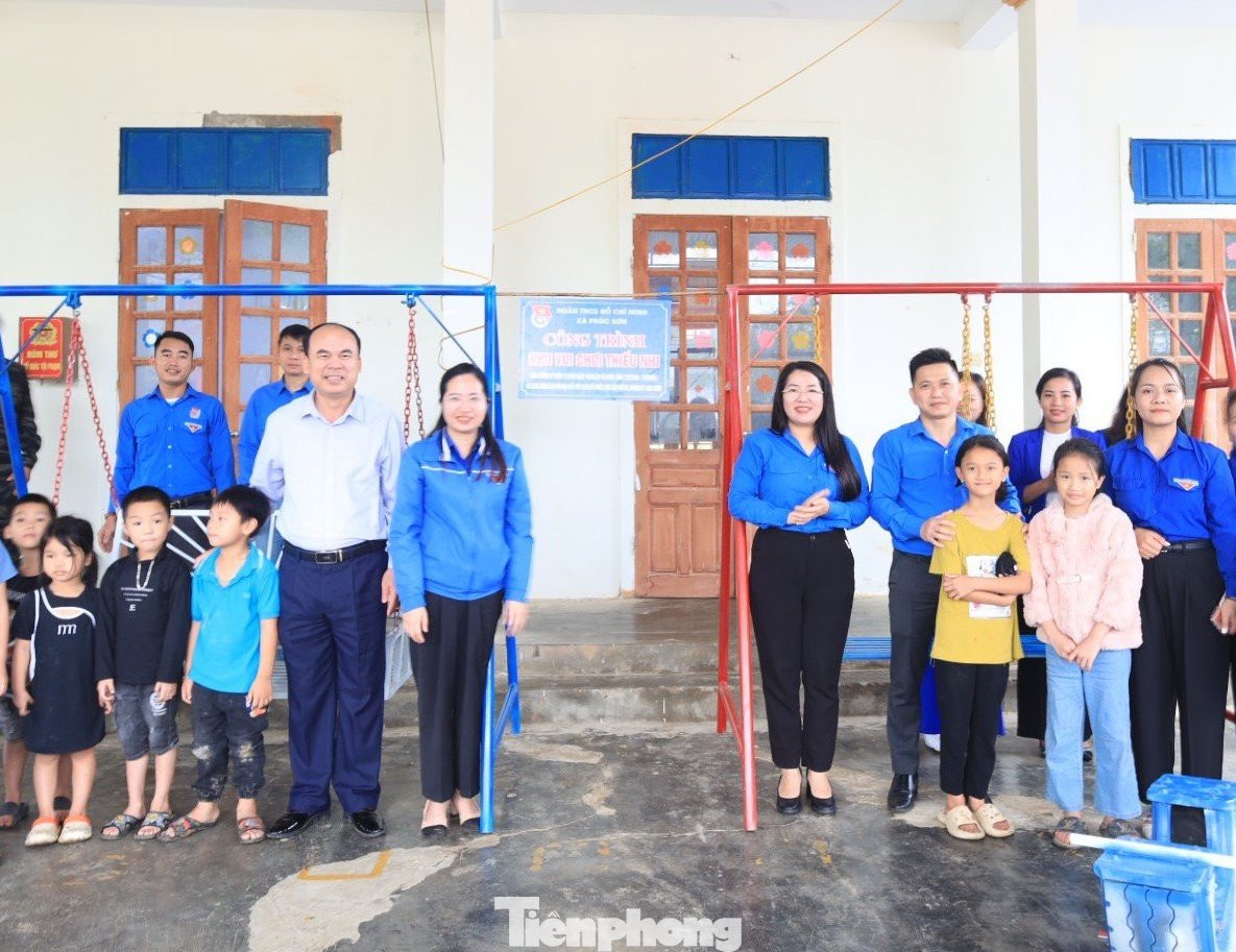 Ban tổ chức trao tặng 1 công trình “Sân chơi thiếu nhi” cho thôn bãi Lim (xã Phúc Sơn). Ban tổ chức trao tặng 1 công trình “Sân chơi thiếu nhi” cho thôn bãi Lim (xã Phúc Sơn).