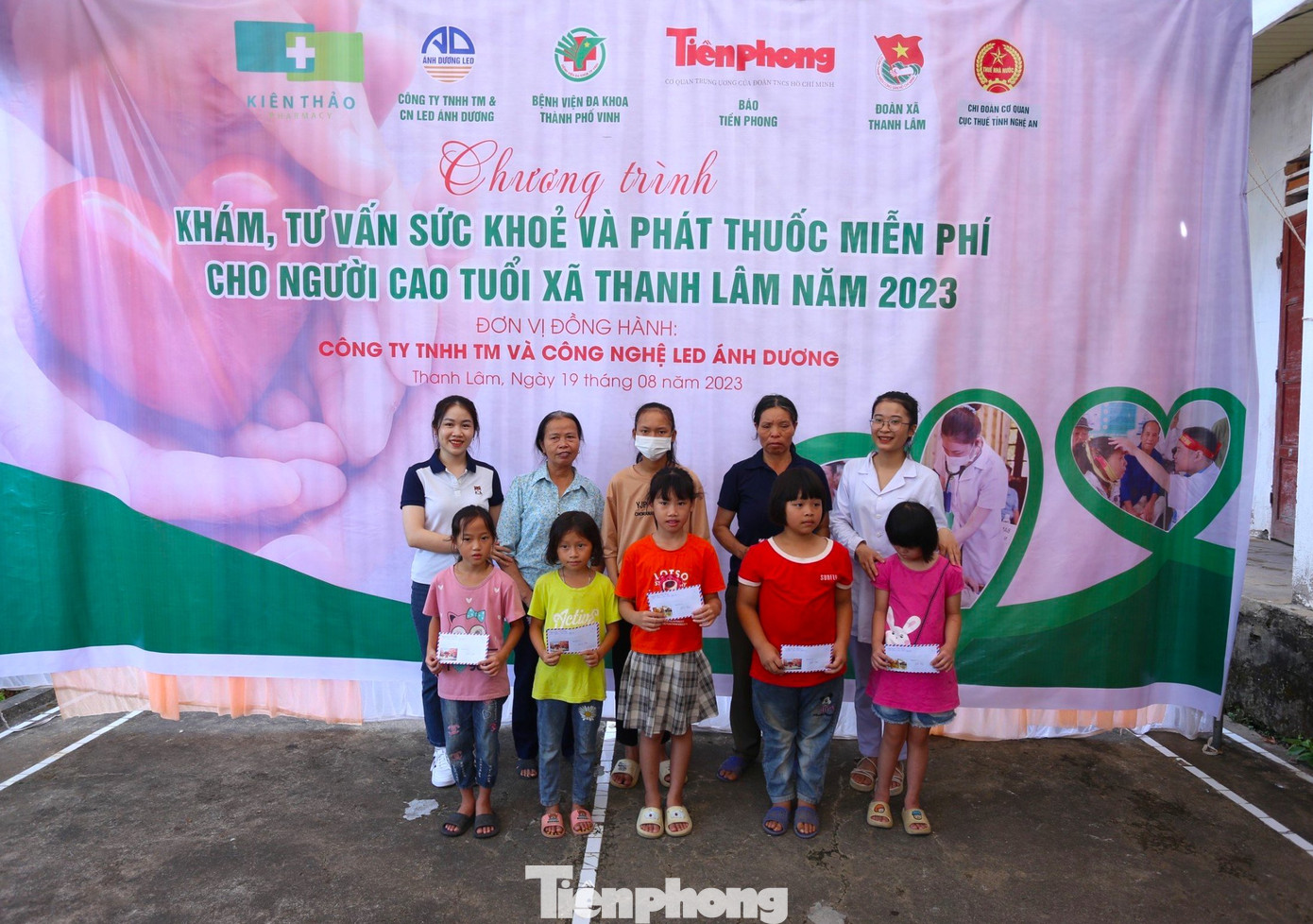 Tại chương trình, Ban tổ chức đã trao tặng 20 suất quà cho 20 hộ gia đình và các em học sinh thuộc diện khó khăn trên địa bàn xã Thanh Lâm.