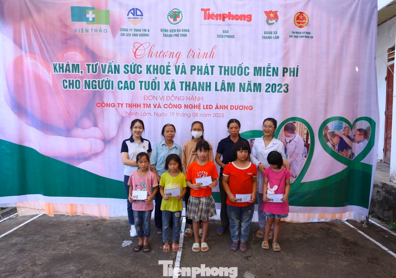 Tại chương trình, Ban tổ chức đã trao tặng 20 suất quà cho 20 hộ gia đình và các em học sinh thuộc diện khó khăn trên địa bàn xã Thanh Lâm.