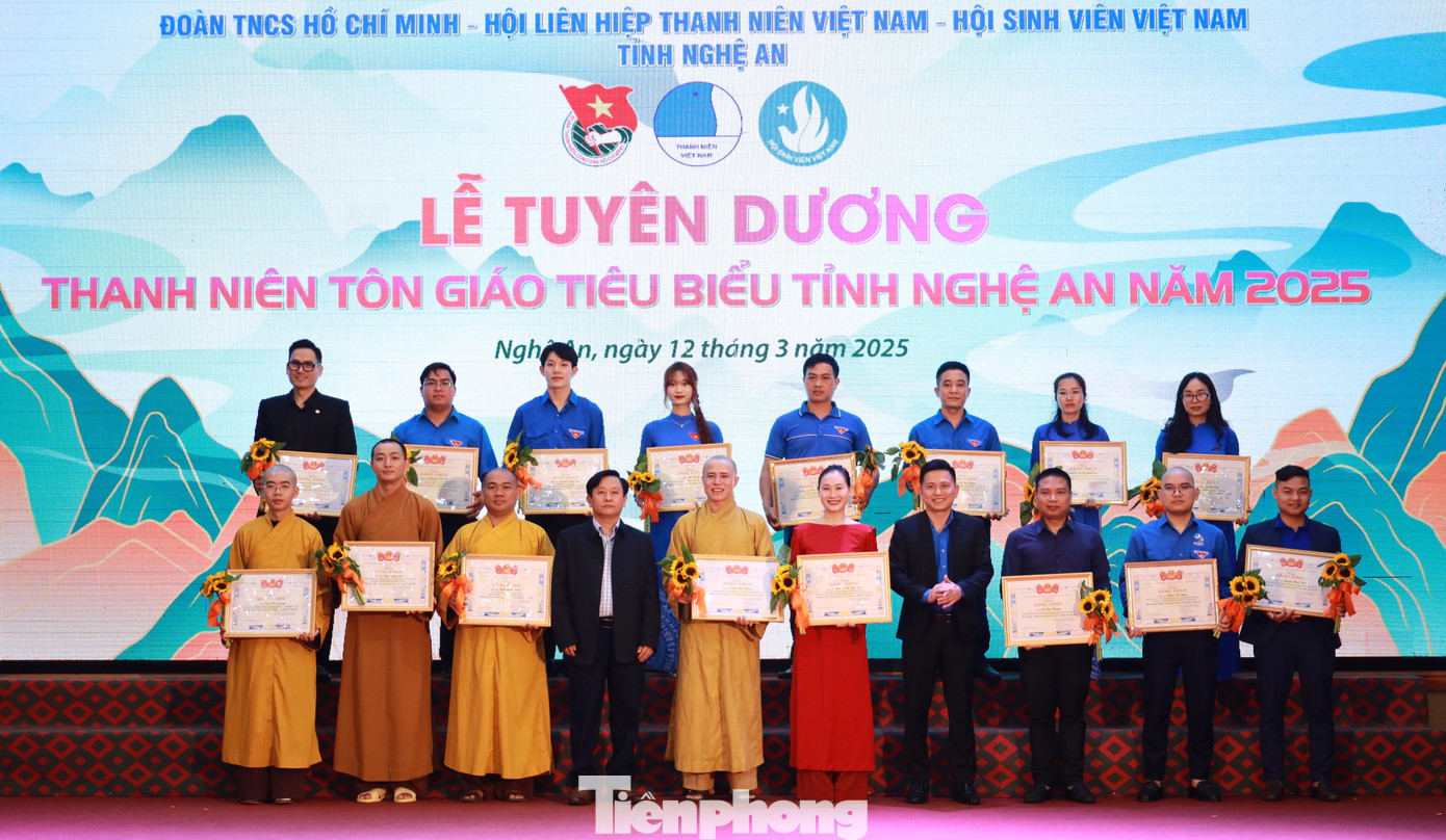 Ban tổ chức tuyên dương 16 thanh niên tôn giáo tiêu biểu. Ban tổ chức tuyên dương 16 thanh niên tôn giáo tiêu biểu.