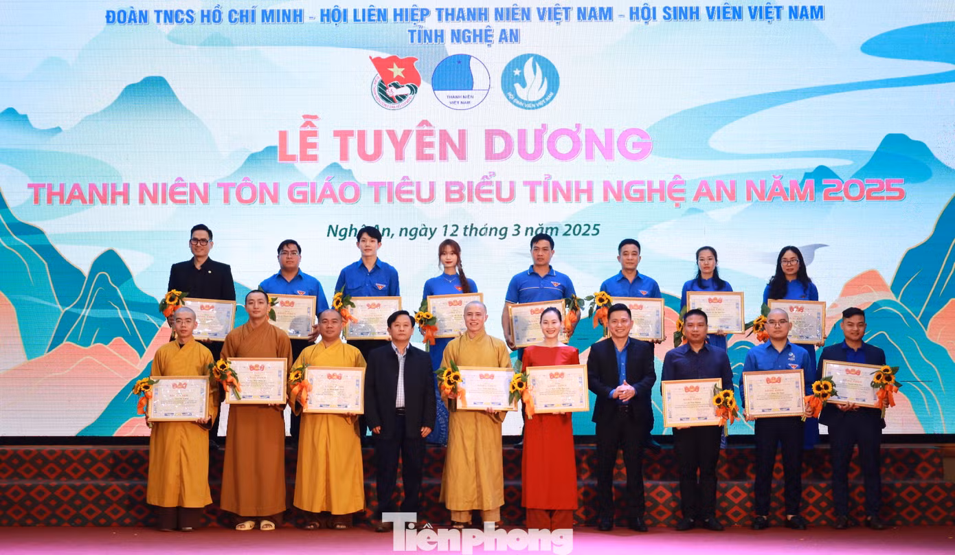 Ban tổ chức tuyên dương 16 thanh niên tôn giáo tiêu biểu.