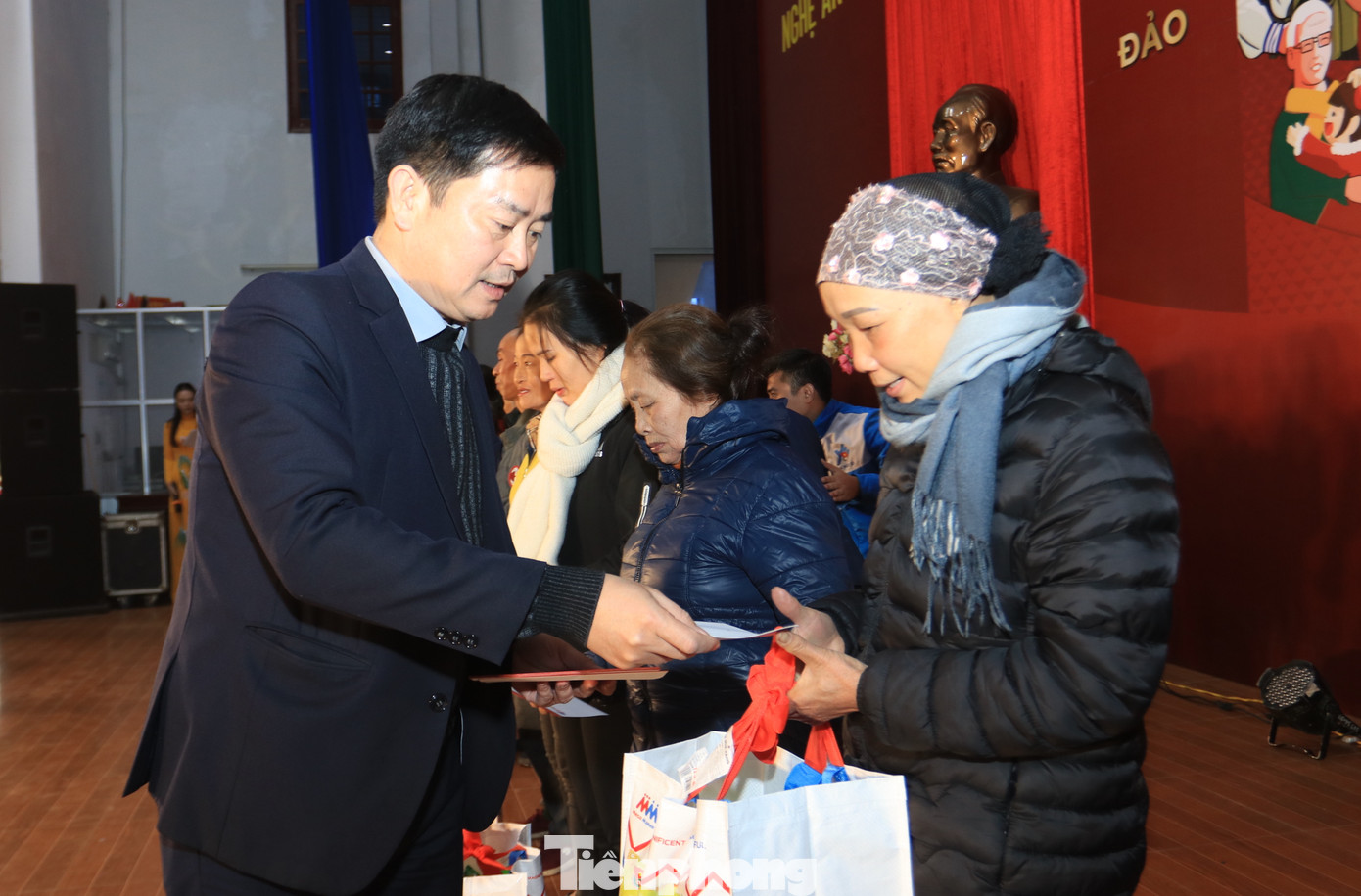 Các đại biểu, đại diện các nhà tài trợ trao tặng những phần quà Tết đến các công nhân mất việc làm, những ngư dân có hoàn cảnh khó khăn.