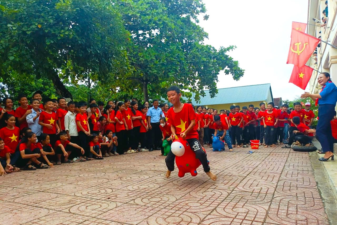 Tổ chức nhiều trò chơi dân gian cho các em thiếu nhi vui chơi, trải nghiệm.