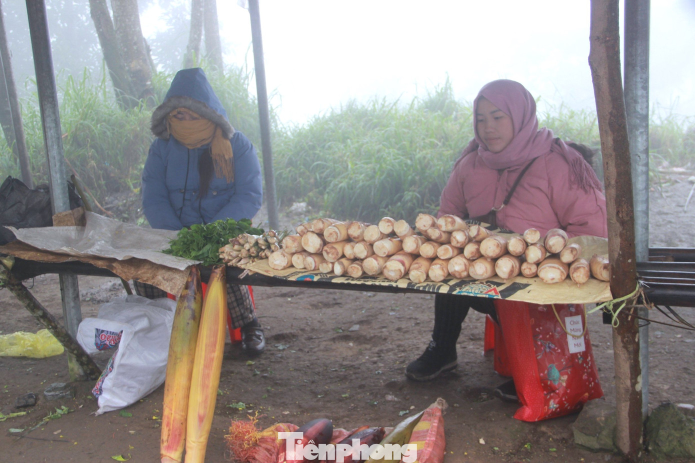 "Trời lạnh quá, người dân, khách đi lại cũng ít nên hàng ế lắm. Lâu lâu mới có khách ghé qua", chị Vừ Y Mị chia sẻ.