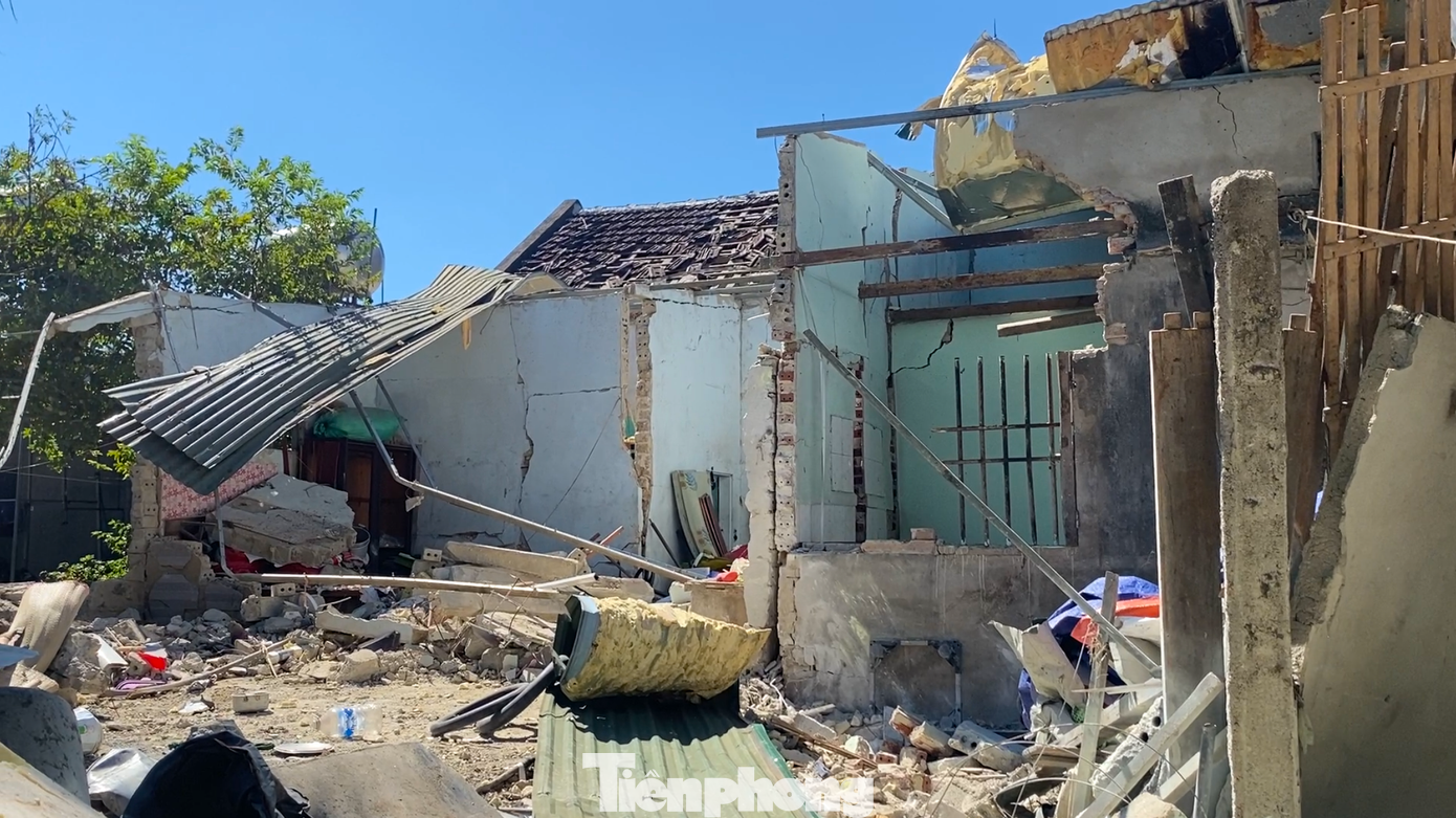 Được biết, vợ chồng ông Q. có 3 người con trưởng thành và đi làm ăn xa. Hàng ngày vợ chồng ông Q. ở nhà và có mở một quầy bán ăn sáng nhỏ. Thời điểm xảy ra vụ việc chỉ có 2 vợ chồng ông Q. ở nhà. Thời gian qua, người dân cũng không thấy vợ chồng ông Q. có biểu hiện gì khác thường. Được biết, vợ chồng ông Q. có 3 người con trưởng thành và đi làm ăn xa. Hàng ngày vợ chồng ông Q. ở nhà và có mở một quầy bán ăn sáng nhỏ. Thời điểm xảy ra vụ việc chỉ có 2 vợ chồng ông Q. ở nhà. Thời gian qua, người dân cũng không thấy vợ chồng ông Q. có biểu hiện gì khác thường.