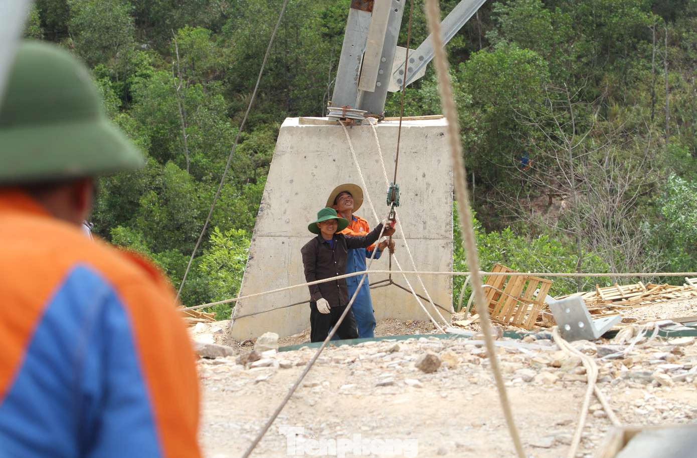 Ông Nguyễn Văn Dũng - Phó Tổng Giám đốc Công ty cổ phần Sông Đà 11 cho biết, công ty đã huy động hơn 700 công nhân từ các nơi tập trung về Nghệ An để làm việc trong giai đoạn “nước rút”. Đến nay, công ty đã cơ bản kéo thông mạch cáp quang, mạch chống sét ở 65 cột điện mình phụ trách tại Nghệ An. Song song với đó là kéo dây điện. “Chúng tôi đang nỗ lực để hoàn thành việc kéo dây vào 25/8 và đóng điện, khánh thành trước 2/9 theo yêu cầu của Thủ tướng Chính phủ”, ông Dũng nói. Ông Nguyễn Văn Dũng - Phó Tổng Giám đốc Công ty cổ phần Sông Đà 11 cho biết, công ty đã huy động hơn 700 công nhân từ các nơi tập trung về Nghệ An để làm việc trong giai đoạn “nước rút”. Đến nay, công ty đã cơ bản kéo thông mạch cáp quang, mạch chống sét ở 65 cột điện mình phụ trách tại Nghệ An. Song song với đó là kéo dây điện. “Chúng tôi đang nỗ lực để hoàn thành việc kéo dây vào 25/8 và đóng điện, khánh thành trước 2/9 theo yêu cầu của Thủ tướng Chính phủ”, ông Dũng nói.
