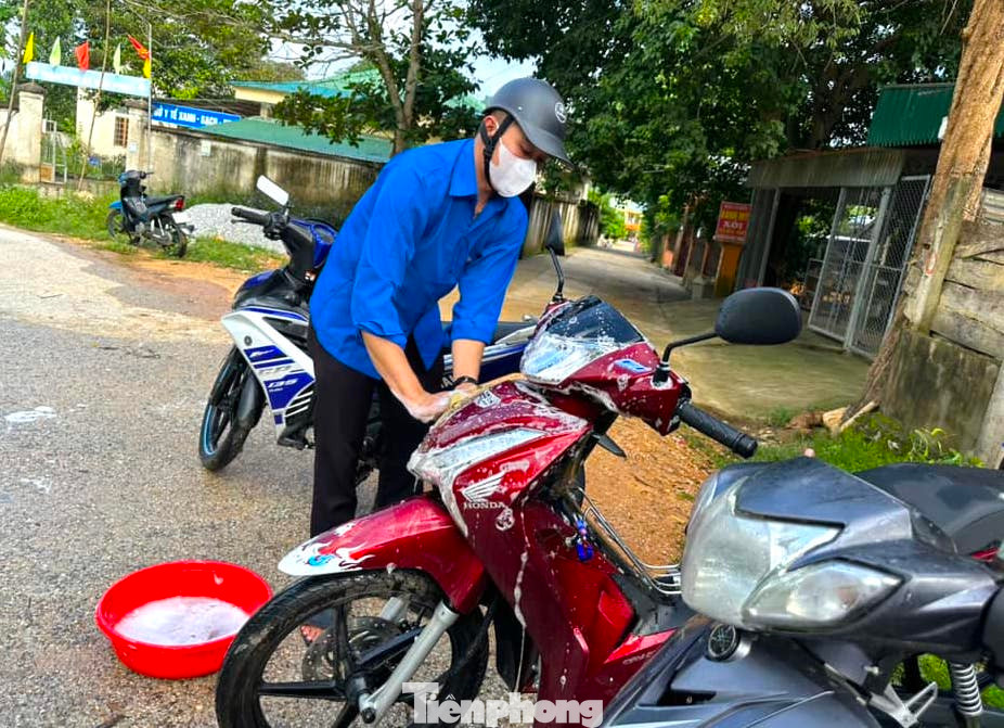 Hai ngày qua, đoàn viên xã Đôn Phục rửa được hàng trăm chiếc xe, tích góp vào quỹ được 3 triệu đồng.