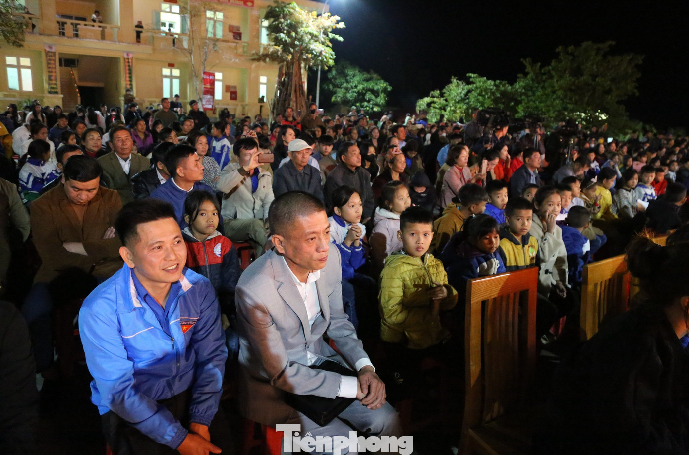 Hàng nghìn người dân đến dự chương trình.