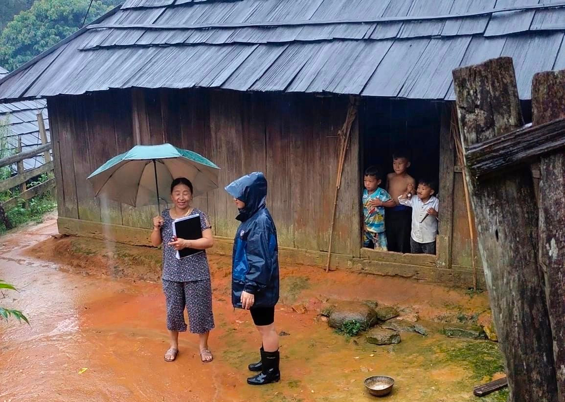 “Những hộ dân nơi đây có điều kiện kinh tế rất khó khăn. Hàng ngày bố mẹ lên rẫy, đi làm công ty thành phố, con cái gửi tạm cho ông, bà hoặc có cháu được bố mẹ mang đi cùng. Sự chăm lo cho con em đến trường còn hạn chế. Việc con đi học hay không bố mẹ cũng không quan tâm nhiều. Những ngày đầu năm học mới nếu các cô không đi vận động thì có nguy cơ các em không được đến lớp”, cô Lầu Y Pay (trường mầm non Tri Lễ) chia sẻ.