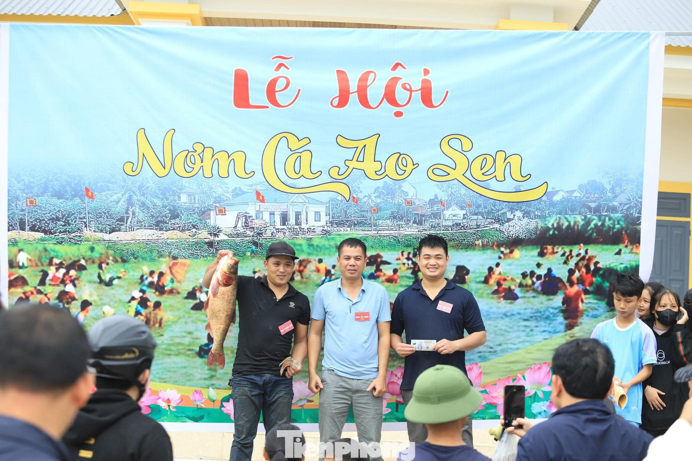 Cuối lễ hội, Ban tổ chức đã trao giải thưởng 500 nghìn đồng cho nơm thủ bắt được con cá nặng trên 1,5kg đầu tiên và giải thưởng 700 nghìn cho một nơm thủ bắt được con cá có trọng lượng lớn nhất với 4,6kg.