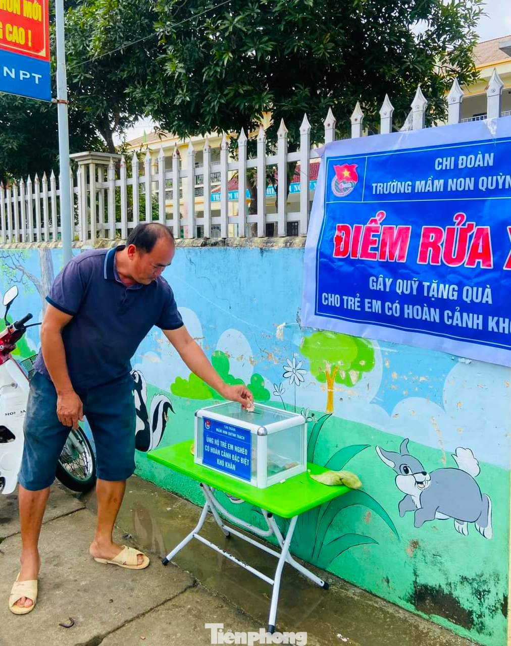 Bí thư Chi đoàn trường mầm non Quỳnh Thạch cho biết, điểm rửa xe gây quỹ tùy tâm nên không có giá. Sau khi rửa xe xong, tùy tâm khách hàng sẽ đến bỏ tiền ủng hộ vào một chiếc thùng nhỏ đặt bên cạnh. Cuối buổi dừng hoạt động mọi người sẽ kiểm đếm tiền và công khai để gây quỹ.