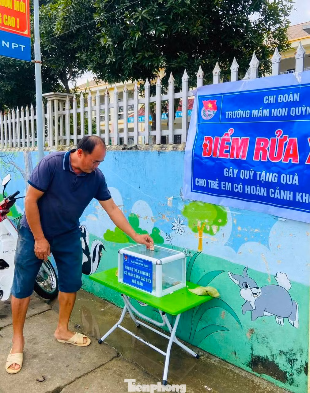 Bí thư Chi đoàn trường mầm non Quỳnh Thạch cho biết, điểm rửa xe gây quỹ tùy tâm nên không có giá. Sau khi rửa xe xong, tùy tâm khách hàng sẽ đến bỏ tiền ủng hộ vào một chiếc thùng nhỏ đặt bên cạnh. Cuối buổi dừng hoạt động mọi người sẽ kiểm đếm tiền và công khai để gây quỹ.