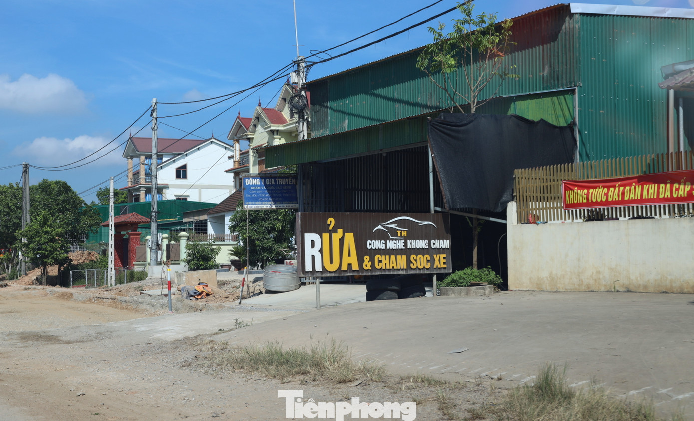 Có nhiều nguyên nhân khiến các gói thầu chưa thể hoàn thành. Tuy nhiên, phần lớn do dự án còn vướng mặt bằng trên tuyến. Mặt bằng được bàn giao không liên tục khiến việc thi công dang dở.