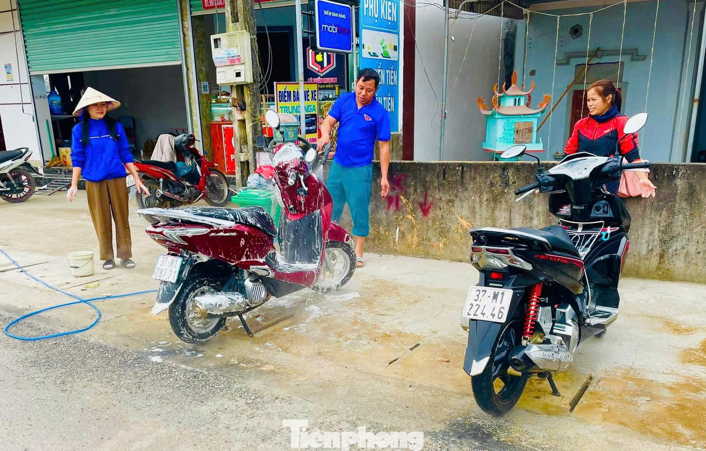 Các đoàn viên thanh niên cẩn thận rửa xe cho khách.