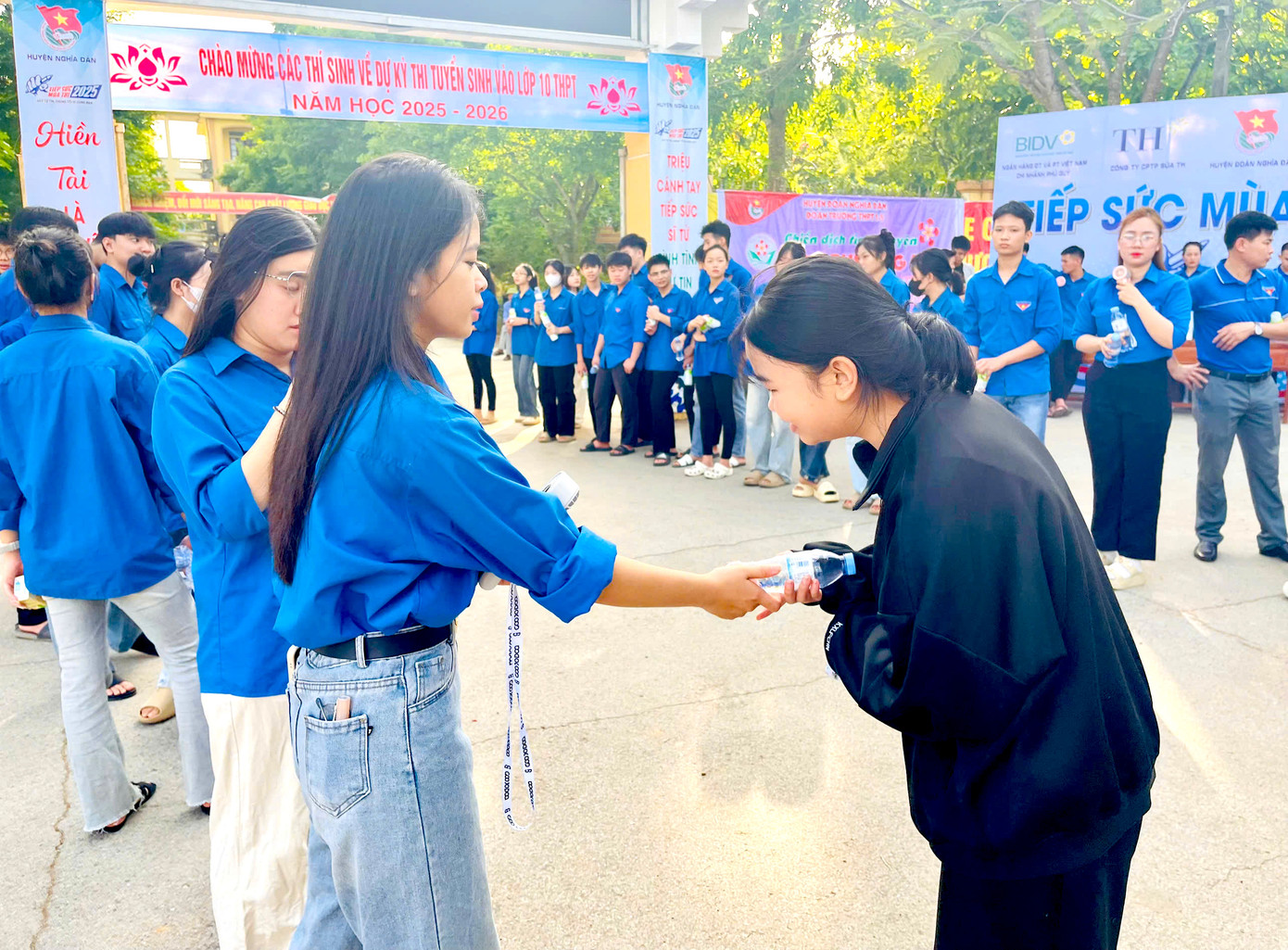 Thời tiết nắng nóng, những chai nước sẽ giúp các thí sinh &quot;giải khát&quot; trong quá trình làm bài thi.