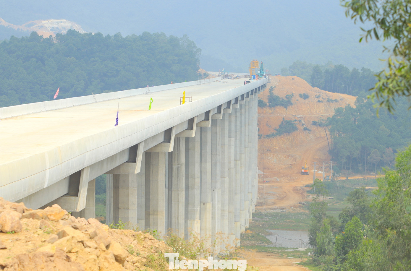 Cầu Ồ Ồ có chiều dài 879,4m với thiết kế 22 nhịp dầm Super T. Cây cầu nằm ở địa phận xã Nghi Đồng (huyện Nghi Lộc, tỉnh Nghệ An). Cầu Ồ Ồ có chiều dài 879,4m với thiết kế 22 nhịp dầm Super T. Cây cầu nằm ở địa phận xã Nghi Đồng (huyện Nghi Lộc, tỉnh Nghệ An).