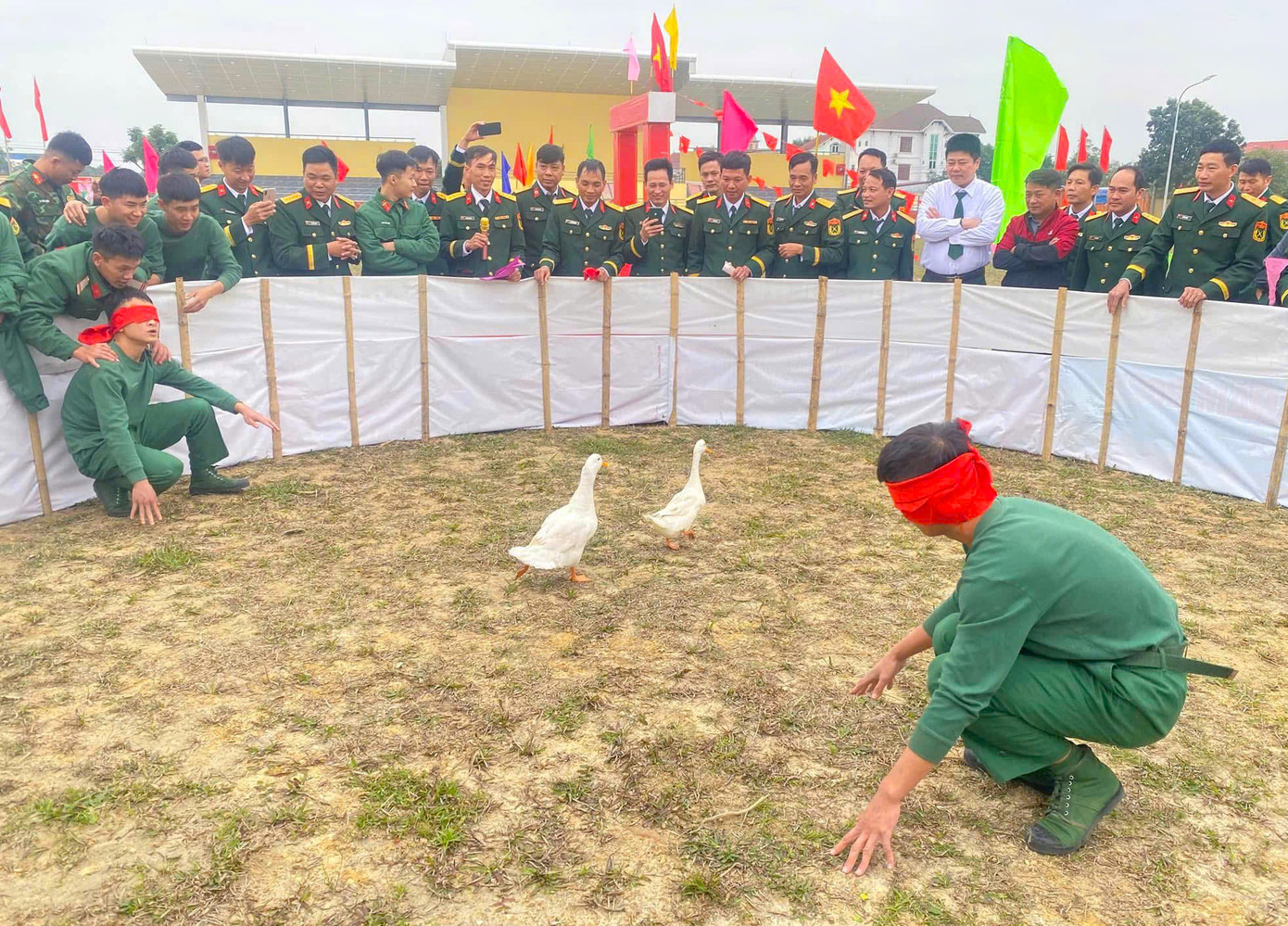 Các chiến sĩ tham gia trò chơi bịt mắt bắt vịt với những pha hài hước, gay cấn. Các chiến sĩ tham gia trò chơi bịt mắt bắt vịt với những pha hài hước, gay cấn.