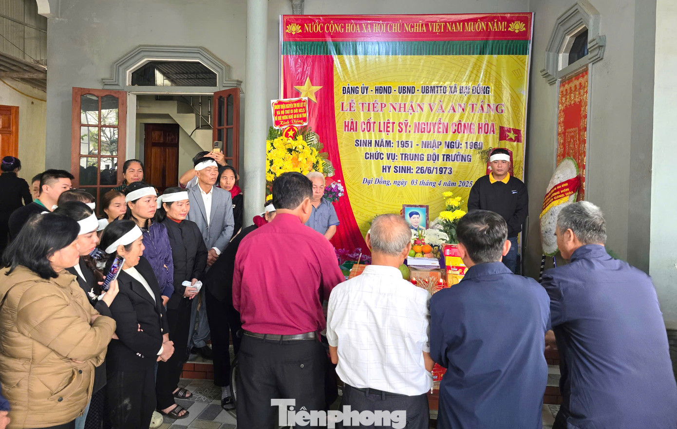 Nghe tin liệt sĩ Nguyễn Công Hòa được gia đình đón về và làm thủ tục an táng, rất đông người dân địa phương, hàng xóm láng giềng tới thắp hương kính viếng.
