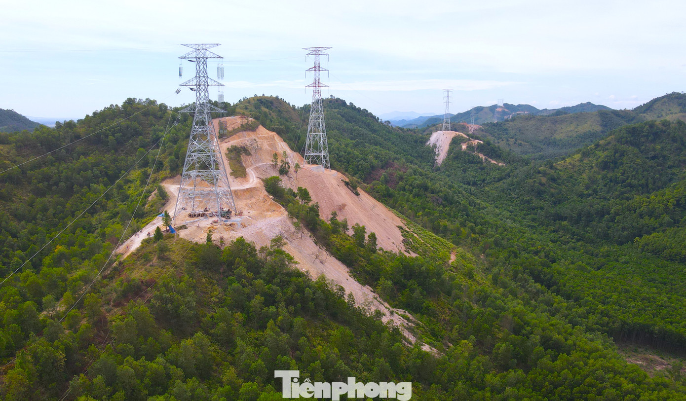 Tại tỉnh Nghệ An, dự án dài khoảng 100km gồm có 202 vị trí móng cột và 85 khoảng néo hành lang tuyến, đi qua địa bàn 6 huyện, thị gồm: Hoàng Mai, Quỳnh Lưu, Yên Thành, Diễn Châu, Nghi Lộc, Nam Đàn. Tại tỉnh Nghệ An, dự án dài khoảng 100km gồm có 202 vị trí móng cột và 85 khoảng néo hành lang tuyến, đi qua địa bàn 6 huyện, thị gồm: Hoàng Mai, Quỳnh Lưu, Yên Thành, Diễn Châu, Nghi Lộc, Nam Đàn.