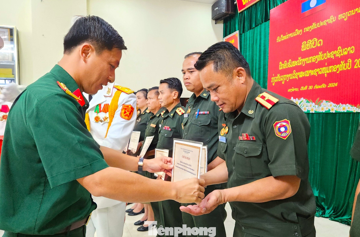Thượng tá Nguyễn Quang Huy - Phó trưởng Ban Thanh niên Quân đội, trao Giấy chứng nhận cho các học viên. Thượng tá Nguyễn Quang Huy - Phó trưởng Ban Thanh niên Quân đội, trao Giấy chứng nhận cho các học viên.