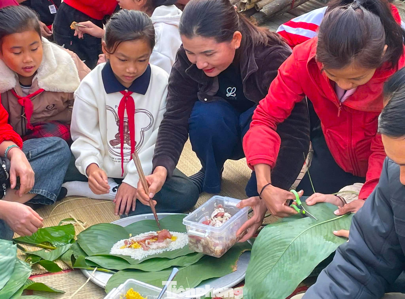 Trong hoạt động, các em được tự tay mình gói những chiếc bánh chưng, bánh tét, bánh truyền thống. Qua đó giúp các em biết được cách gói bánh và ý nghĩa của những chiếc bánh trong ngày tết.