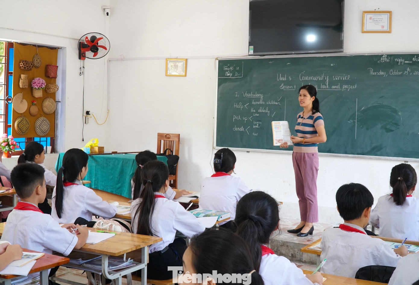 Được biết, năm 2016, UBND tỉnh Nghệ An đã có quyết định phê duyệt Dự án đầu tư xây dựng Trường Phổ thông Dân tộc nội trú Trung học cơ sở Con Cuông. Dự án gồm các hạng mục, như dãy nhà học, nhà ở nội trú, nhà ăn, nhà thi đấu, nhà hiệu bộ… với tổng mức đầu tư là 45 tỷ đồng. Tuy nhiên, vì nhiều lý do nên đến nay, dự án xây dựng trường này vẫn chưa được thi công.